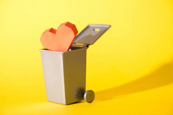 Paper Heart Small Trash Can Yellow — Stock Photo, Image