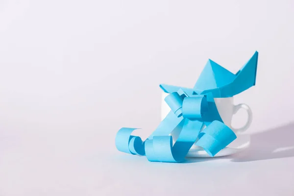 Beker Met Papieren Schip Bij Blauwe Linten Wit — Stockfoto