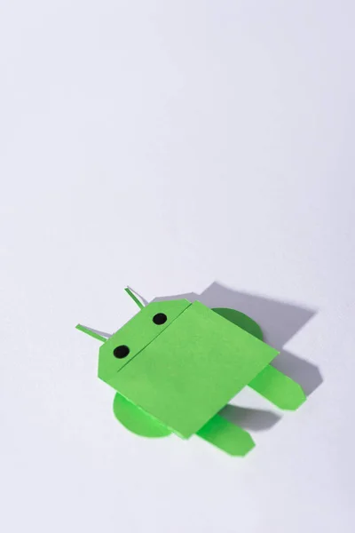 Kyiv Ukrayna Şubat 2020 Beyaz Üzerinde Yeşil Origami Android Robot — Stok fotoğraf