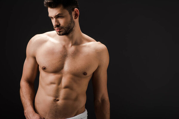 красивый сексуальный мужчина в полотенце изолированы на черный
