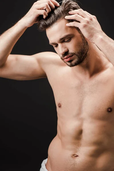 Γενειοφόρος Όμορφος Γυμνός Άντρας Χτενίζει Μαλλιά Του Απομονωμένα Μαύρο — Φωτογραφία Αρχείου