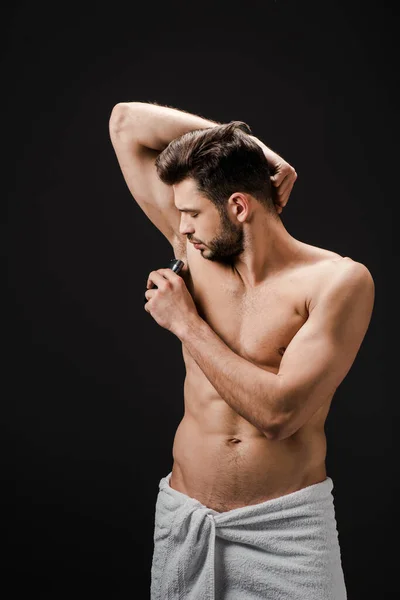 Verleidelijke Man Die Deodorant Aanbrengt Oksel Geïsoleerd Zwart — Stockfoto