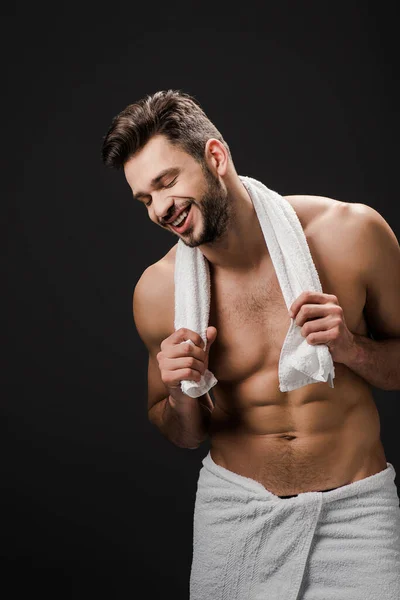 Schöner Lachender Mann Mit Handtuch Isoliert Auf Schwarz — Stockfoto
