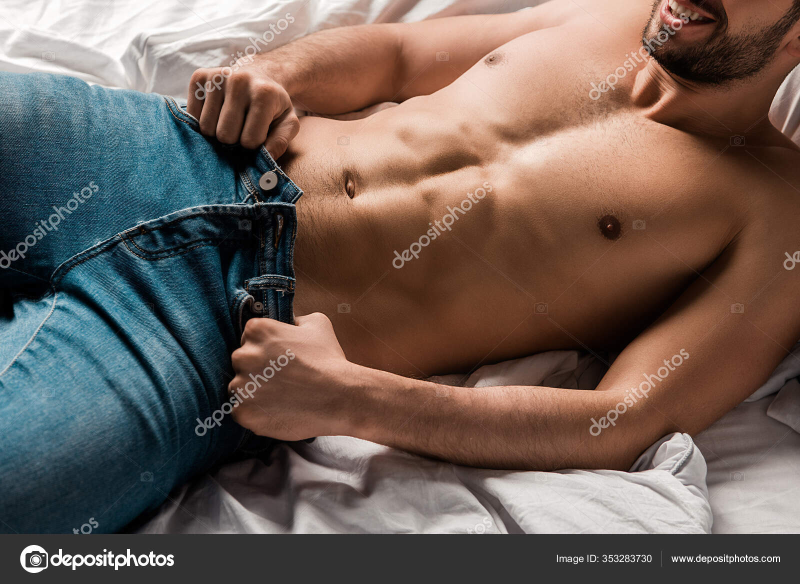 Recortado Vista Sin Camisa Sexy Hombre Quitandose Los Pantalones Vaqueros Foto de stock 353283730 VitalikRadko