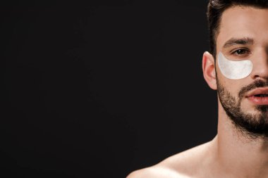 Yüzünde göz bandı olan seksi bir adam siyah üzerine izole edilmiş fotokopi alanı ile.