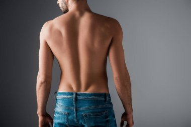 Kotlu, gri gömleksiz, seksi bir adamın arka planı.