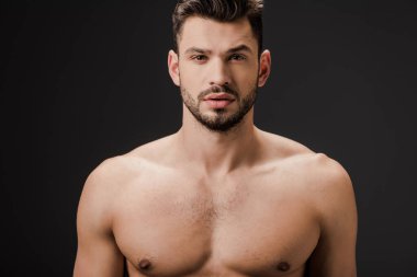 Seksi, çıplak esmer adam, gri alanda izole edilmiş.