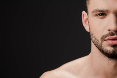 Siyah üzerine izole edilmiş yakışıklı, çıplak adam manzarası.