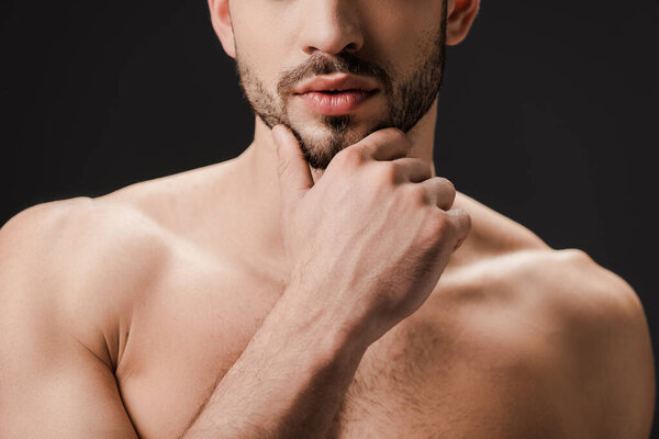 обрезанный вид сексуального обнаженного мужчины, изолированного на черном
