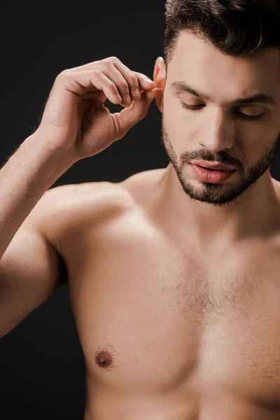 Barbudo Hombre Desnudo Usando Oreja Hisopo Aislado Negro — Foto de Stock