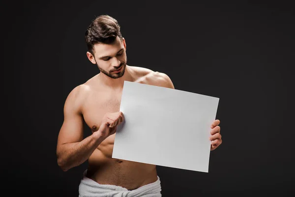 Sexy Bez Košile Muž Ručníku Drží Prázdný Štítek Izolované Černé — Stock fotografie