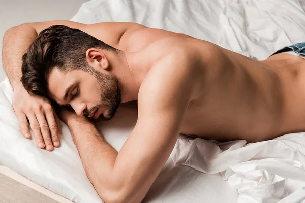 Bel Uomo Senza Camicia Jeans Che Dorme Sul Letto Isolato — Foto Stock