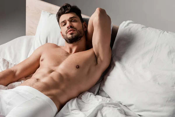 Bärtige Hübsche Sexy Mann Liegt Auf Bett Auf Grau — Stockfoto