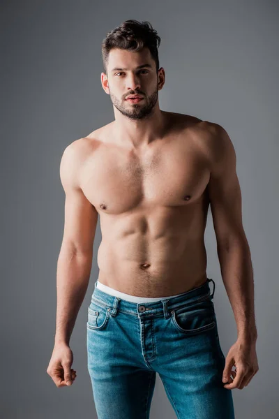 Bello Sexy Muscolare Uomo Jeans Isolato Grigio — Foto Stock