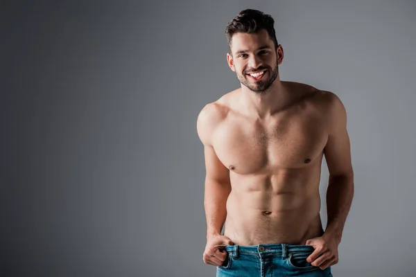 Sonriente Muscular Sexy Sin Camisa Hombre Jeans Gris —  Fotos de Stock