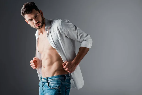 Sexy Bello Uomo Camicia Bianca Jeans Grigio — Foto Stock