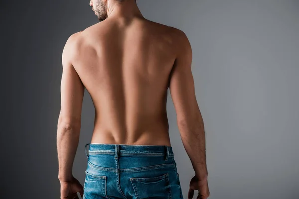 Vista Posteriore Sexy Uomo Senza Maglietta Jeans Grigio — Foto Stock