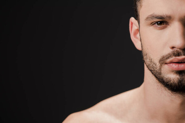 обрезанный вид красивого сексуального обнаженного мужчины, изолированного на черном
