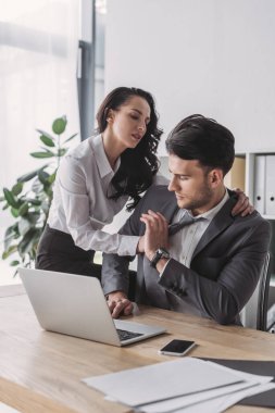 Seksi sekreter ofiste onu baştan çıkarırken yakışıklı patrona sarılıyor.