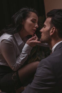 Çekici, seksi sekreter yakışıklı iş adamının çenesine dokunuyor 