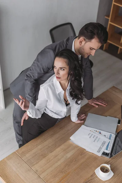 Hög Vinkel Syn Affärsman Vidröra Skinkor Arg Sekreterare Stående Arbetsplatsen — Stockfoto