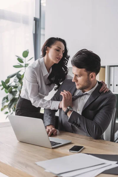 Sexy Secretaria Abrazando Guapo Jefe Mientras Seducción Oficina —  Fotos de Stock