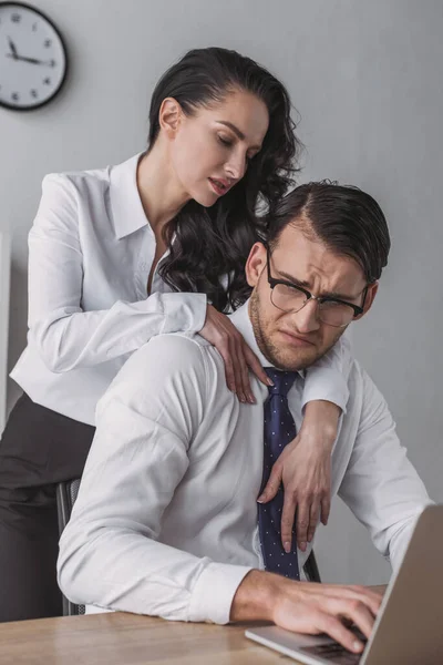 Bijgesneden Weergave Van Verleidelijke Zakenvrouw Omarmen Verwarde Collega Werken Laptop — Stockfoto