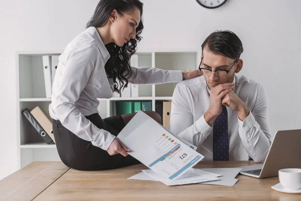 Sexy Zakenvrouw Zitten Bureau Aanraken Schouder Van Collega Terwijl Het — Stockfoto