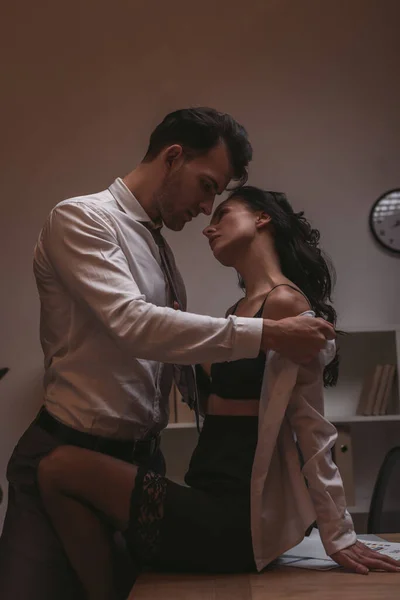 Schöner Geschäftsmann Formeller Kleidung Entkleidet Sexy Sekretärin Sitzt Auf Dem — Stockfoto