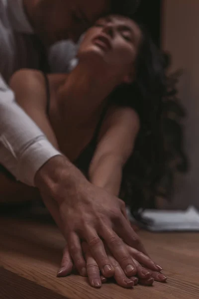 有选择性地关注商人拥抱性感秘书和触摸她的手 — 图库照片