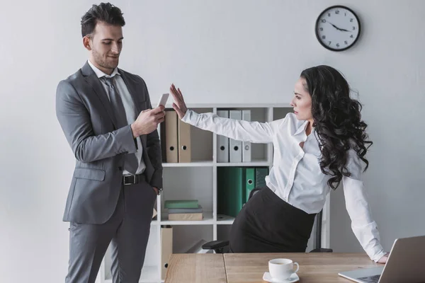 Ontevreden Secretaresse Tonen Stop Gebaar Zakenman Nemen Van Haar Foto — Stockfoto