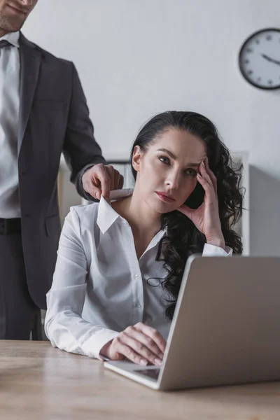 Abgeschnittene Ansicht Eines Geschäftsmannes Der Die Bluse Einer Gelangweilten Sekretärin — Stockfoto