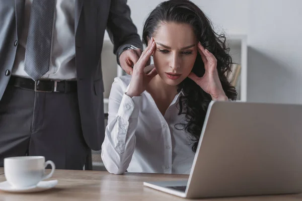 Visão Cortada Homem Negócios Tocando Ombro Secretário Cansado Sentado Laptop — Fotografia de Stock