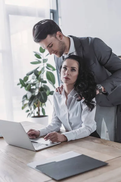 Knappe Zakenman Aanraken Schouders Van Teleurgesteld Secretaris Zitten Werkplek — Stockfoto