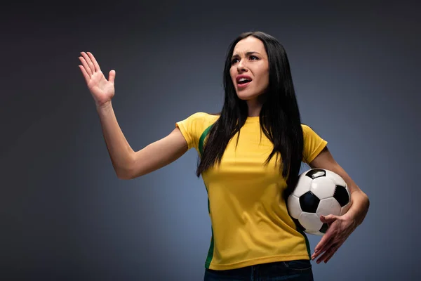 Schönes Wütendes Mädchen Mit Fußballball Auf Grau — Stockfoto