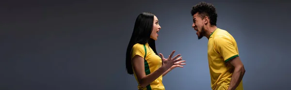 Tiro Panorâmico Casal Multicultural Fãs Futebol Animado Camisetas Amarelas Gritando — Fotografia de Stock