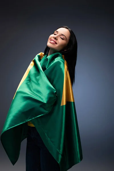 Fan Fútbol Femenino Feliz Envuelto Bandera Brasileña Gris — Foto de Stock