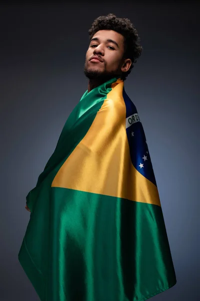 Stolzer Afrikanisch Amerikanischer Fußballfan Brasilianische Flagge Auf Grau Gehüllt — Stockfoto