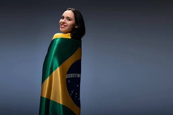 Schöne Fröhliche Weibliche Fußballfan Brasilianische Flagge Auf Grau Gehüllt — Stockfoto