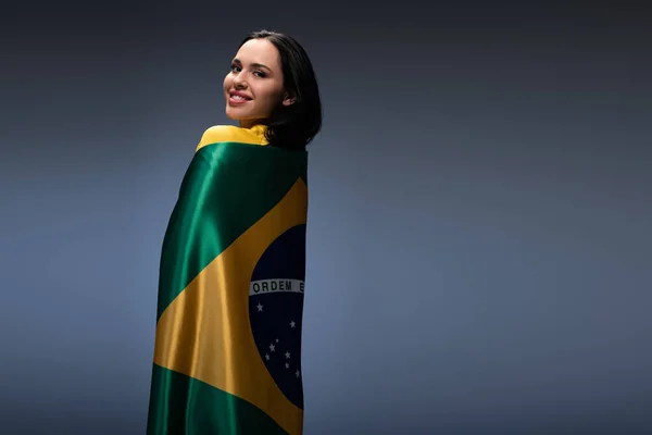 Hermosa Mujer Alegre Ventilador Fútbol Envuelto Bandera Brasileña Gris —  Fotos de Stock