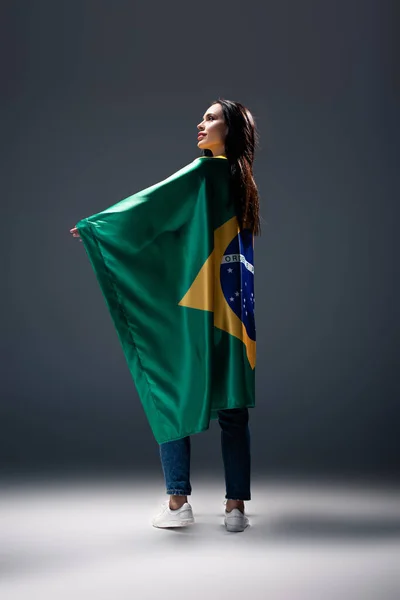 Όμορφη Γυναίκα Οπαδός Του Ποδοσφαίρου Τυλιγμένο Βραζιλιάνικη Σημαία Γκρι — Φωτογραφία Αρχείου