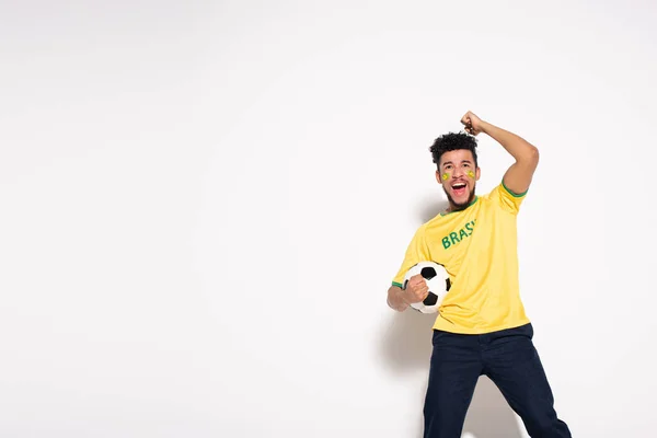 Emocionales Fanáticos Del Fútbol Afroamericano Camiseta Amarilla Gritando Sosteniendo Pelota — Foto de Stock