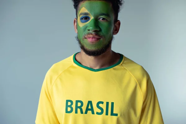 Αφροαμερικάνος Ποδοσφαιρόφιλος Πρόσωπο Βαμμένο Βραζιλιάνικη Σημαία Γκρι — Φωτογραφία Αρχείου