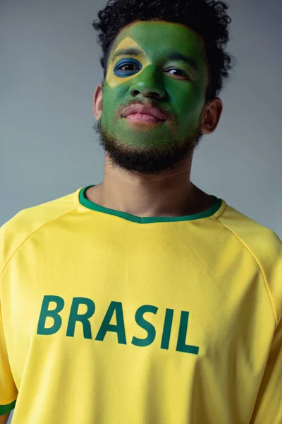 Αφροαμερικάνος Ποδοσφαιρόφιλος Πρόσωπο Βαμμένο Βραζιλιάνικη Σημαία Που Απομονώνεται Γκρι — Φωτογραφία Αρχείου