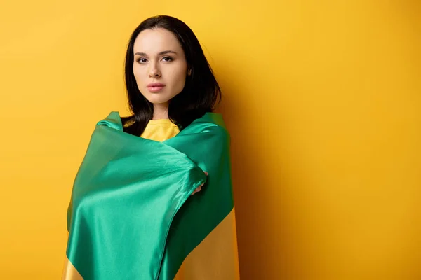 Belle Fan Football Féminin Enveloppé Dans Drapeau Brésilien Sur Jaune — Photo