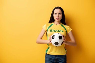 Stresli bayan futbol taraftarı topu sarıda tutuyor