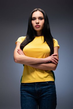 Ciddi futbol fanatiği gri kollarıyla ayakta duruyor
