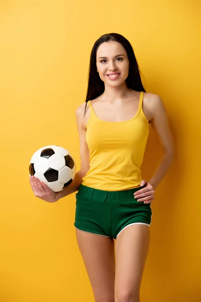 Alegre Fanático Del Fútbol Femenino Pantalones Cortos Sosteniendo Pelota Amarillo — Foto de Stock