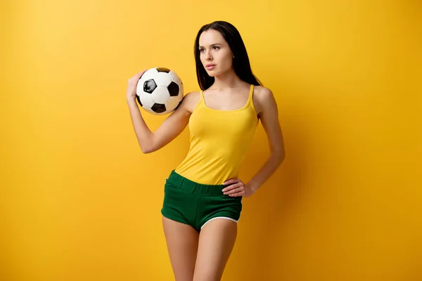 Hermosa Fan Del Fútbol Femenino Pantalones Cortos Sosteniendo Pelota Amarillo — Foto de Stock