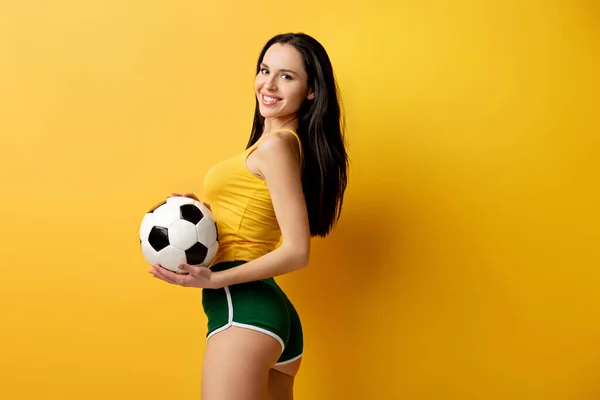 Dodatni Żeński Fan Piłki Nożnej Spodenkach Trzymając Piłkę Żółto — Zdjęcie stockowe